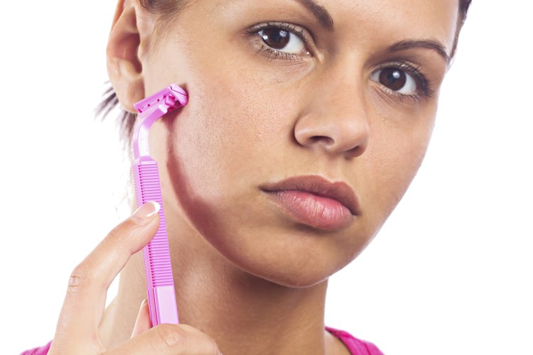 El crecimiento del vello facial no sólo es una molestia para la mayoría de las mujeres, sino que también es muy vergonzoso para aquellas que la padecen.