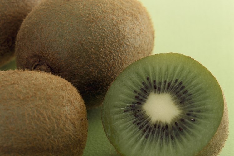 Un kiwi medio tiene 20 miligramos de calcio