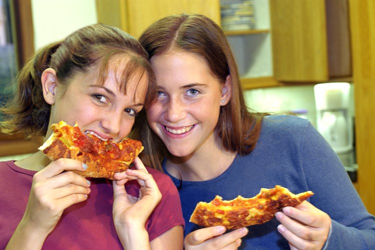 Las adolescentes pueden disfrutar de hamburguesas y papas fritas, pero deberían limitar lo que comen.