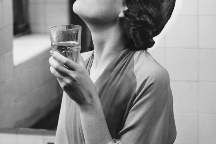 Las gárgaras de agua tibia con sal son un remedio contra la afonía simple y económico.