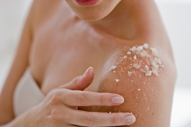 Usa un exfoliante de aceite para bebés y azúcar para aliviar la piel seca.