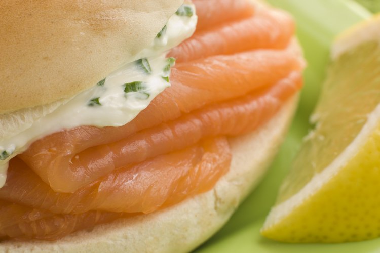 Salmón ahumado con queso crema.