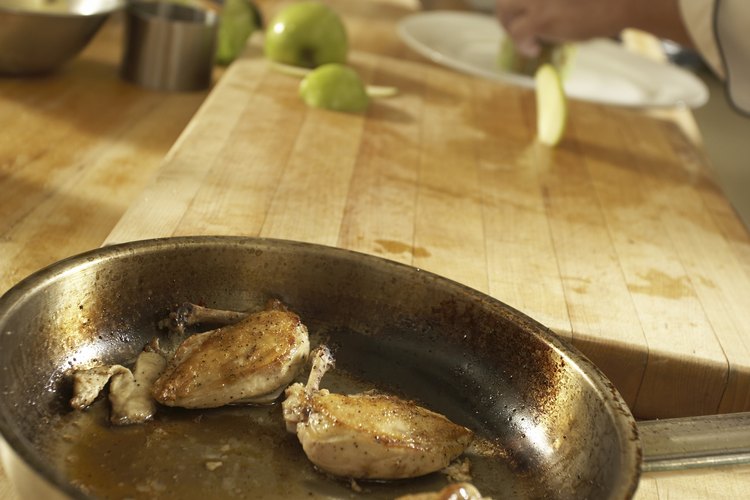 Los cubos de pollo se cocinan más rápido y uniformes que las piezas enteras.