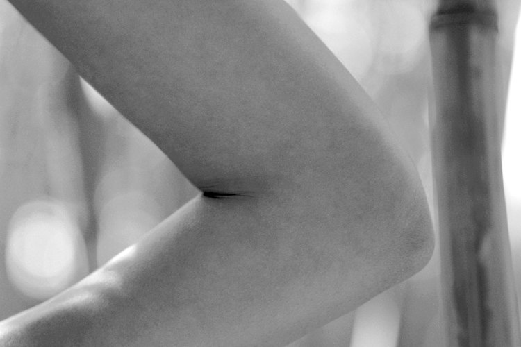 Fortalece tus codos con una máquina de ejercicios para los bíceps, tríceps y los músculos del antebrazo.