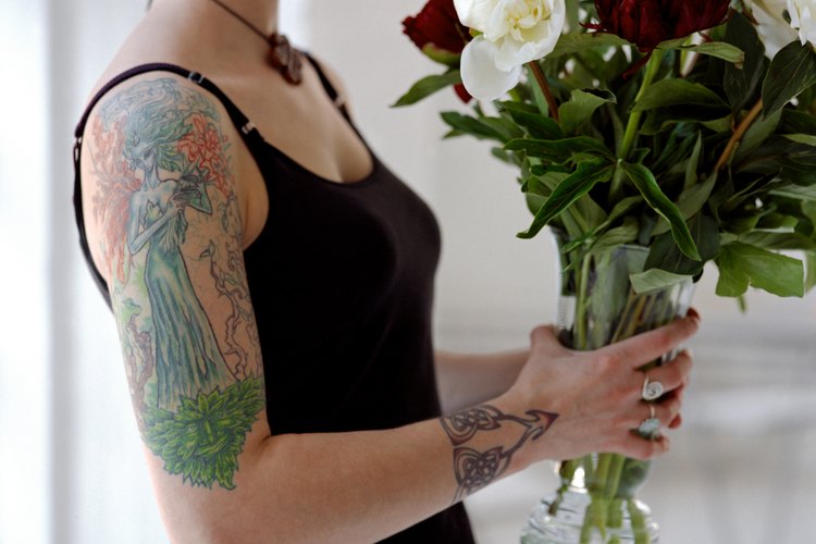 Proteger un tatuaje Usando bloqueador solar.