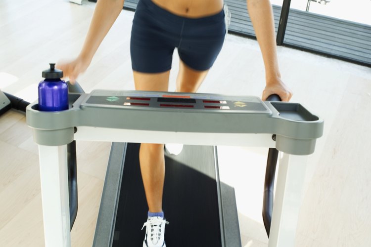 Caminar en una caminadora durante 30 minutos al día será beneficioso para tu salud.