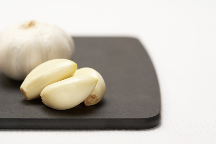 El ajo es considerado un vegetal del género allium, ya que contiene azufre y flavonoides.