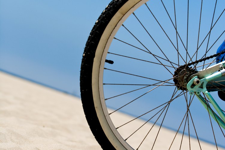 El mantenimiento frecuente de una bicicleta incluye cambiar los rodamientos de las ruedas.