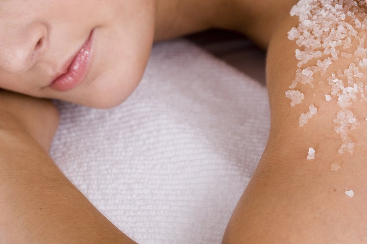 Deshazte de tus preocupaciones con un masaje exfoliante.