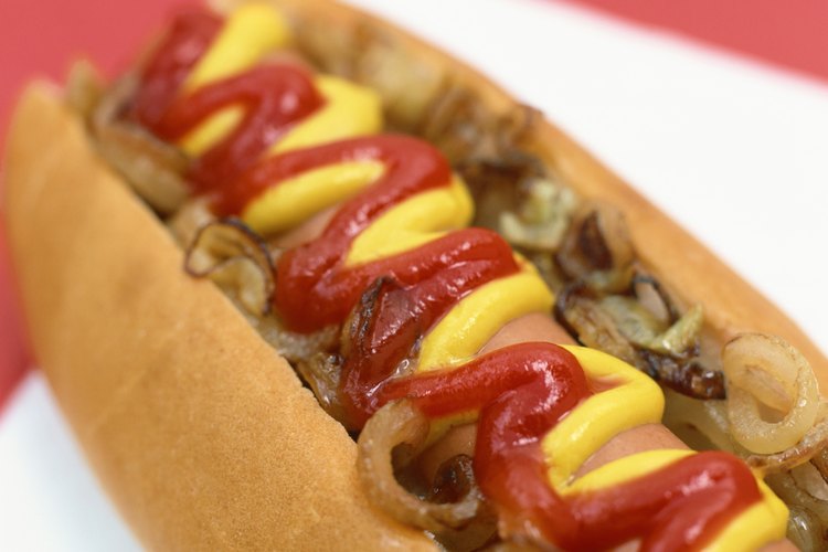 Sirve tus perros calientes tan pronto estén listos los panes.