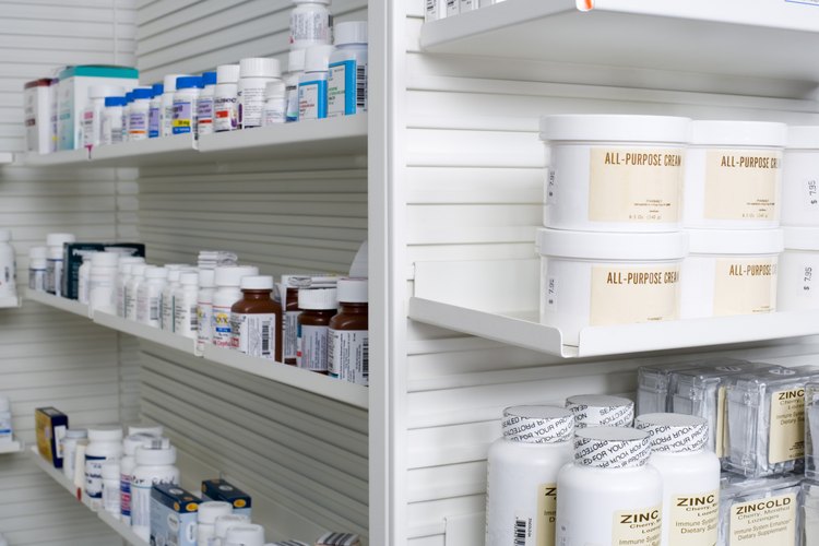 Estanterías llenas de medicamentos.