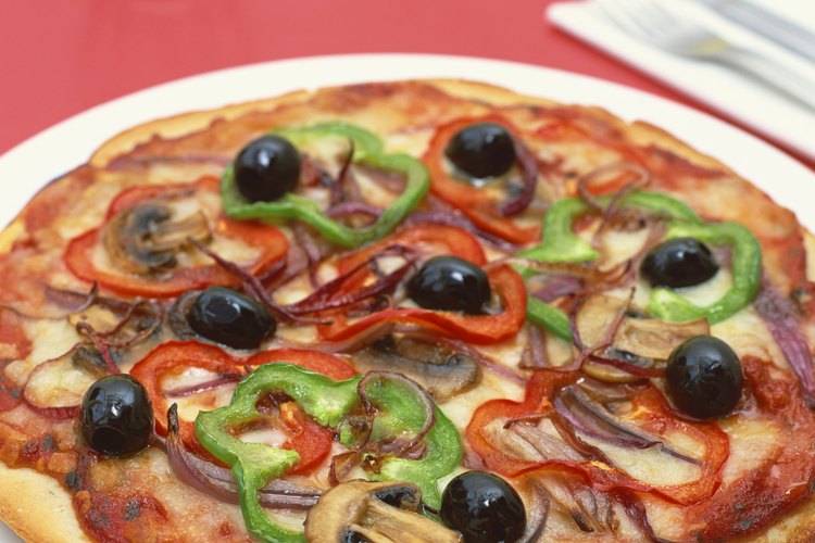 La pizza vegetal es más baja en calorías que la pizza de carne.