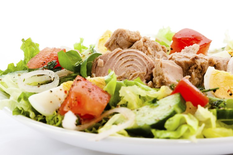 Ensalada de huevo y atún en un plato.