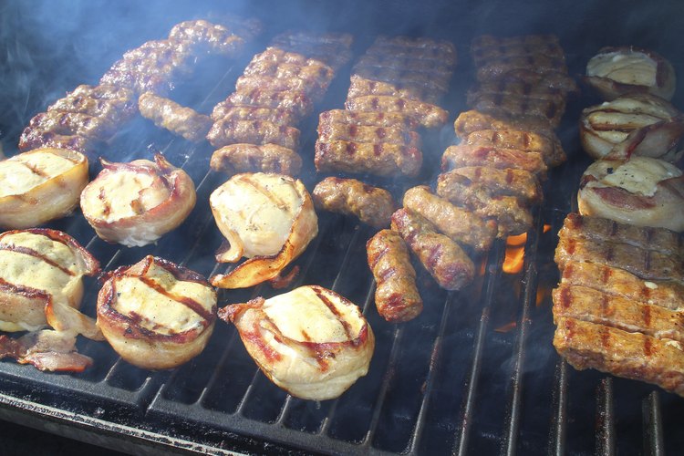 Una barbacoa con carne asada.