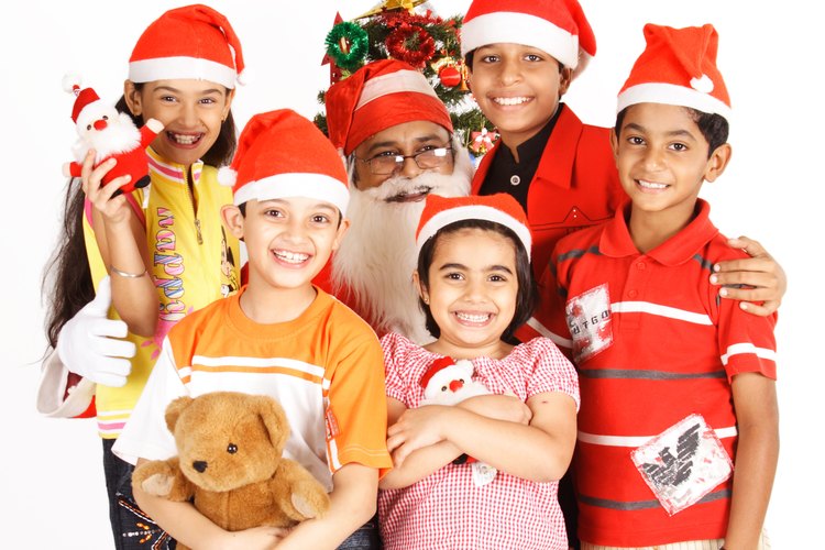 Ten a los niños ocupados con juegos y actividades festivas.