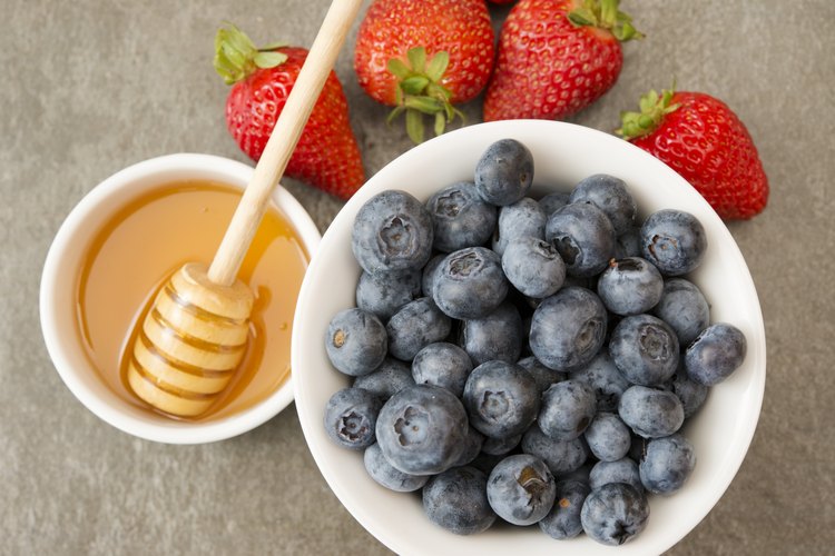 La glucosa se encuentra en los alimentos y en otros lugares.
