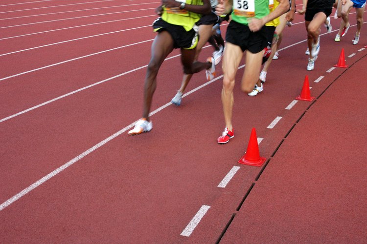 Atletas corriendo en la pista.