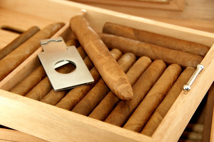 Los puros se cortan con una guillotina y se empacan en una caja de madera.