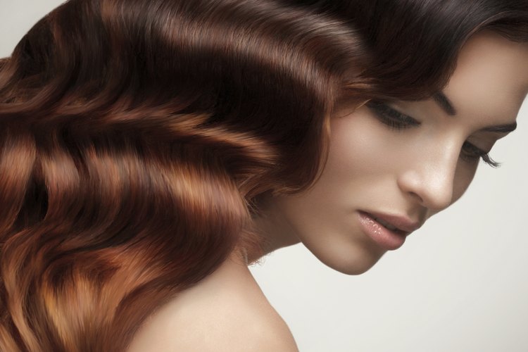 Comer una dieta balanceada, en vez de desordenadamente, te ayudará a un crecimiento saludable de tu cabello.