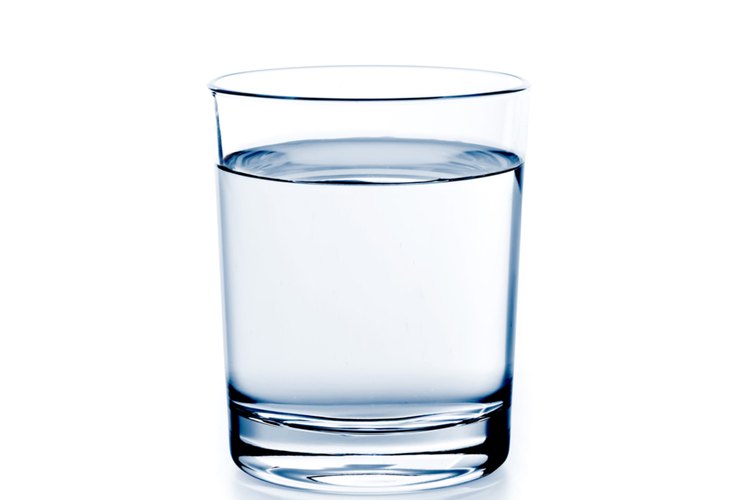 El agua es esencial para mantener el cuerpo hidratado.