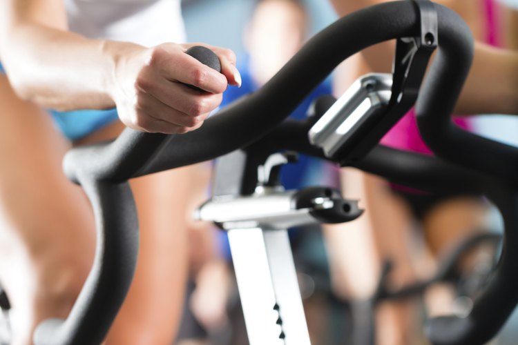 El spinning y el ciclismo son una rutina muy popular gracias a su maravillosos beneficios para quemar grasa.