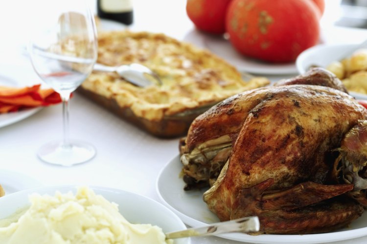 Incluye proteínas como pescado o carne y al menos dos vegetales.