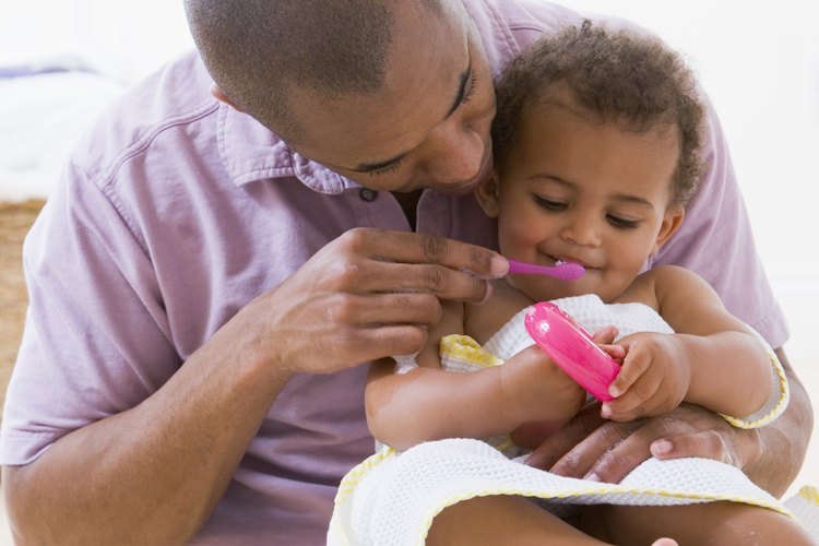 Cepillar los dientes de tu niño pequeño puede evitar problemas en el futuro.