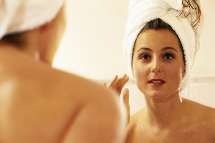 Relájate mientras acondicionas profundamente tu cabello con un tratamiento con una toalla caliente.