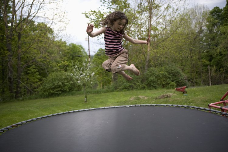Diviértete y haz ejercicio saltando en un trampolín.