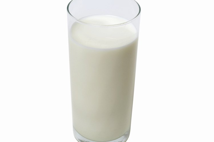 La población antigua podría haber descubierto el cuajo mediante el almacenamiento de leche fresca en una bolsa hecha del estómago de un animal joven, tal como un cordero o de ternera.