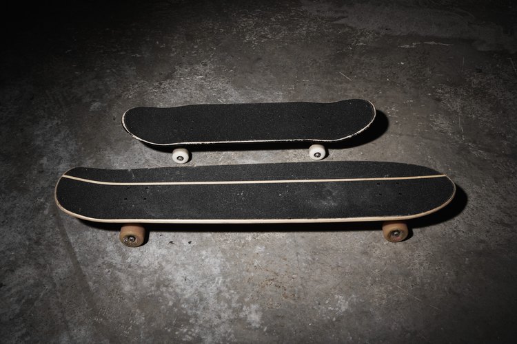 El longboard es una tabla de skate con ruedas más grandes y más alargada.