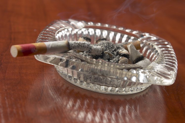 Después de dejar de fumar, es probable que los exfumadores noten exceso de mucosidad acompañada de una tos persistente.