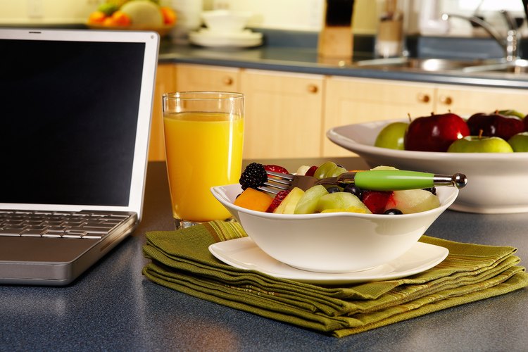Un tazón de ensalada de fruta es un ejemplo de un bocadillo saludable rico en fibra.