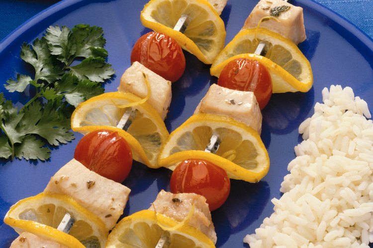 Prepara arroz jazmín para tu receta con mariscos.