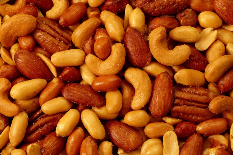 Los frutos secos suelen ser buena opción de tentempié para las personas que siguen una dieta baja en carbohidratos.