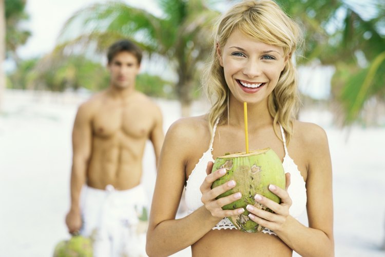 El agua de coco aporta 46 calorías por porción y contiene vitaminas y minerales.