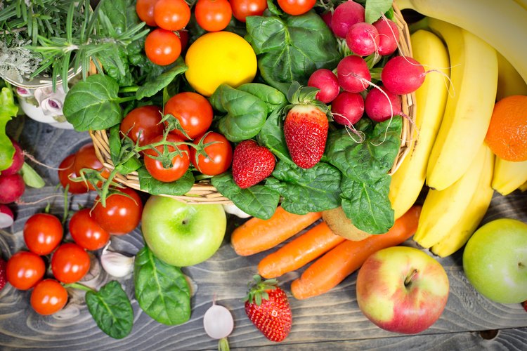 Las frutas y vegetales proveen vitaminas esenciales.