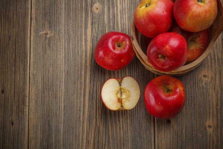 Manzana roja madura en la mesa de madera.