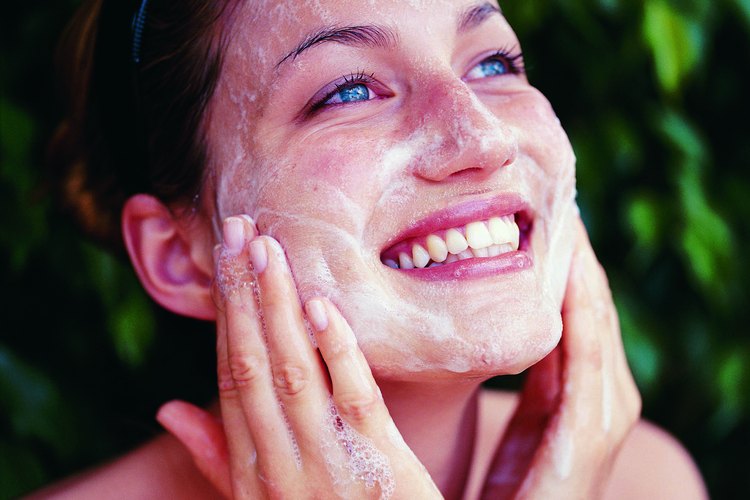 Las mascarillas faciales con té verde o aspirinas son poco costosas y son fáciles de hacer en casa.