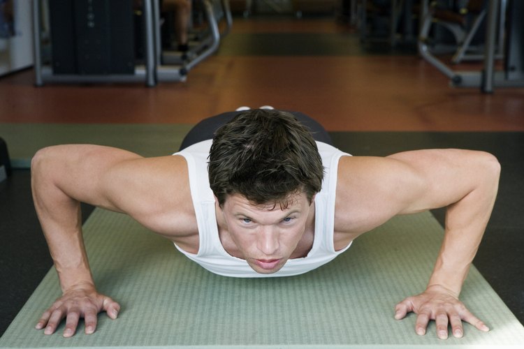 Las flexiones de brazos (pushups) pueden fortalecer los músculos de tus brazos y tu pecho.