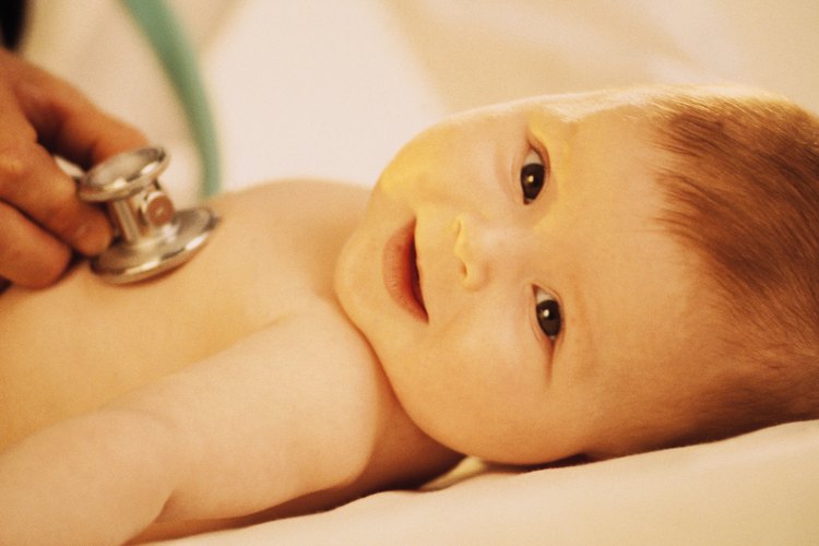 Tan pronto como nazca tu hijo, va a ser pesado y medido. El pediatra del hospital utilizará una herramienta de diagnóstico denominada tabla de crecimiento para comparar la estatura de tu hijo.