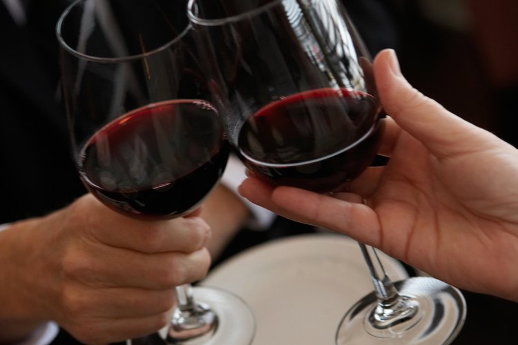Dos personas bebiendo vino