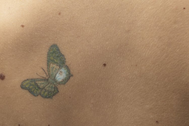 Las mariposas y las flores pueden ser divertidos tatuajes para mujeres.