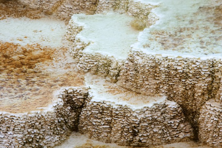 Las zeolitas son minerales cristalinos de aluminosilicatos que se encuentran en depósitos rocosos en todo el mundo.