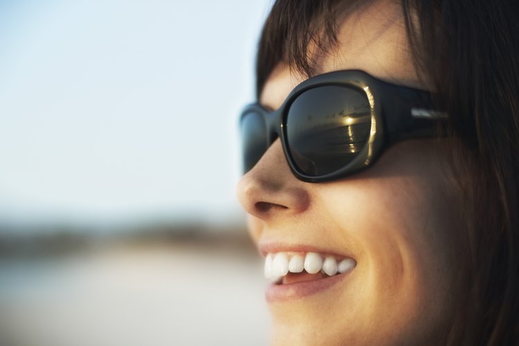 Las gafas de sol anchas equilibran una cara con forma triangular.