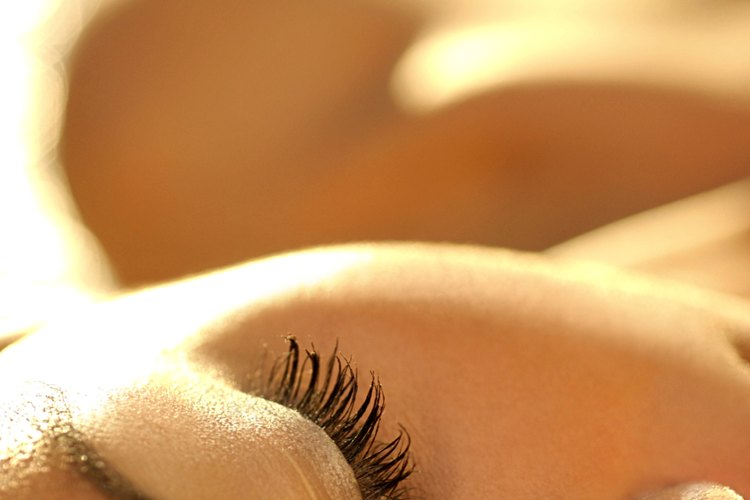 Mezcla el corrector en la piel con los dedos o con una esponja de maquillaje, y luego cubre con tu maquillaje hasta igualar el tono de tu piel.