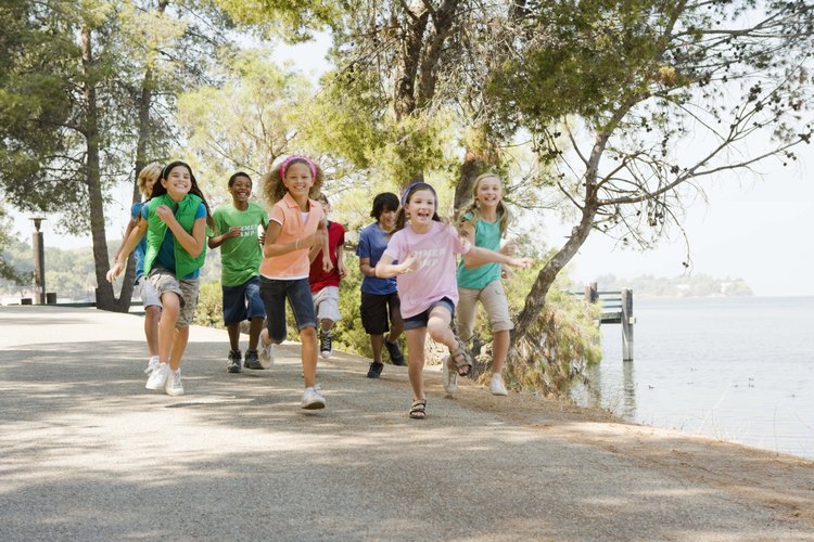 Hay una gran variedad de juegos para que los niños de preescolar se diviertan al aire libre.