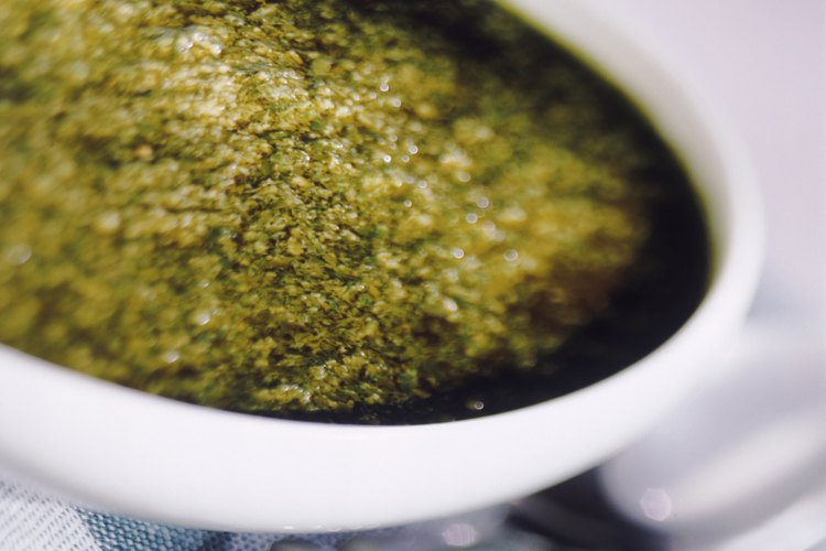 Prepara deliciosos pestos con estas ricas hierbas.