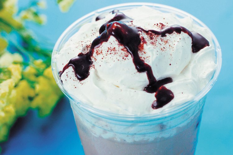 Añadir crema batida y salsa de chocolate añade calorías extra a tu té.
