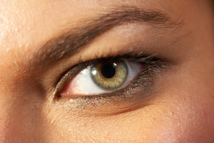 Es posible deshacerse del pelo de las cejas sin utilizar pinzas.